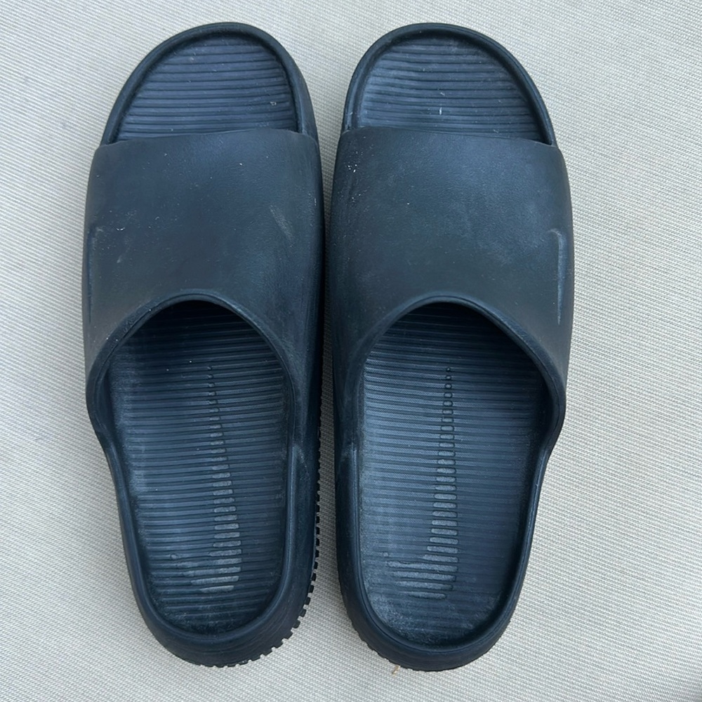 Nike calm black slides Men 9 women 10. Excellent shape!